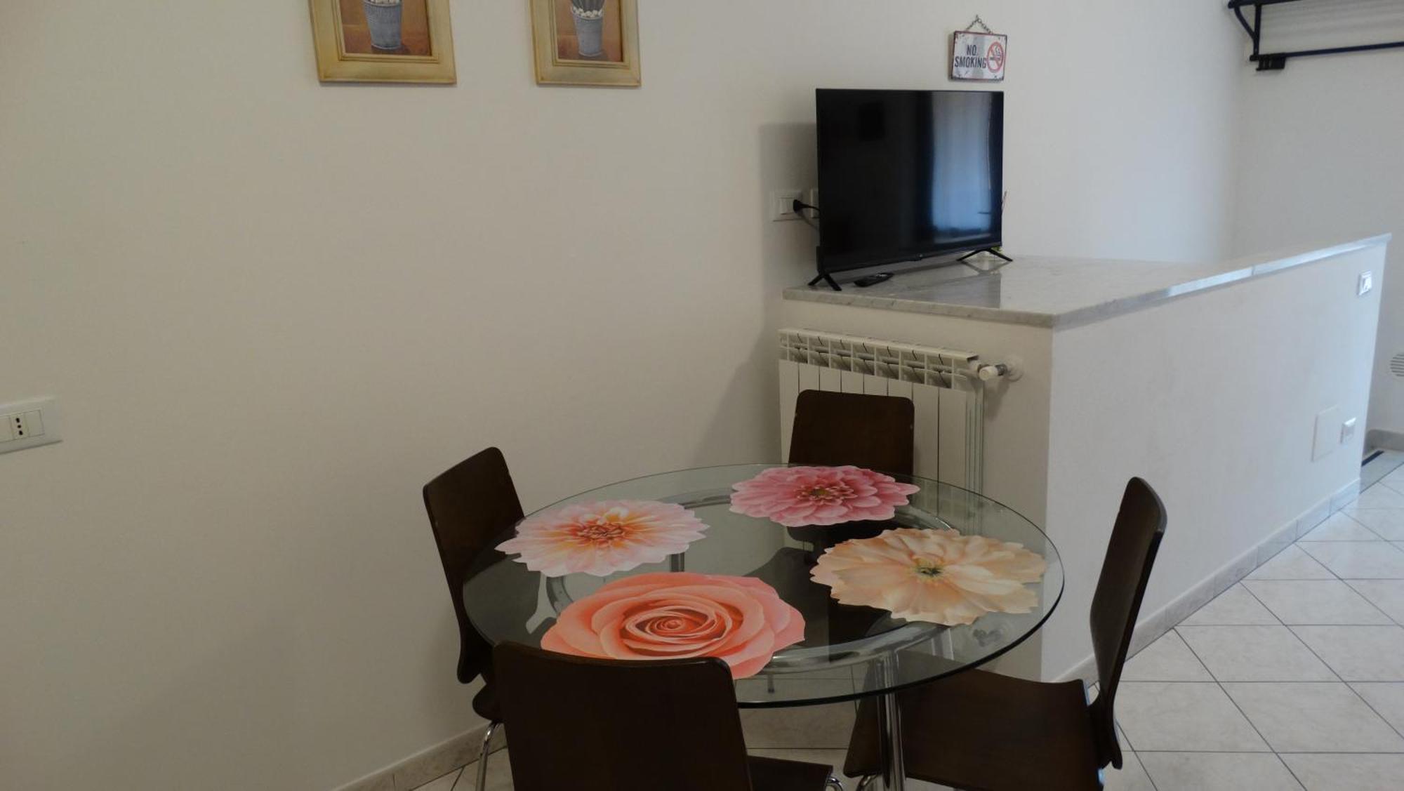 Rose Apartment Luni Buitenkant foto